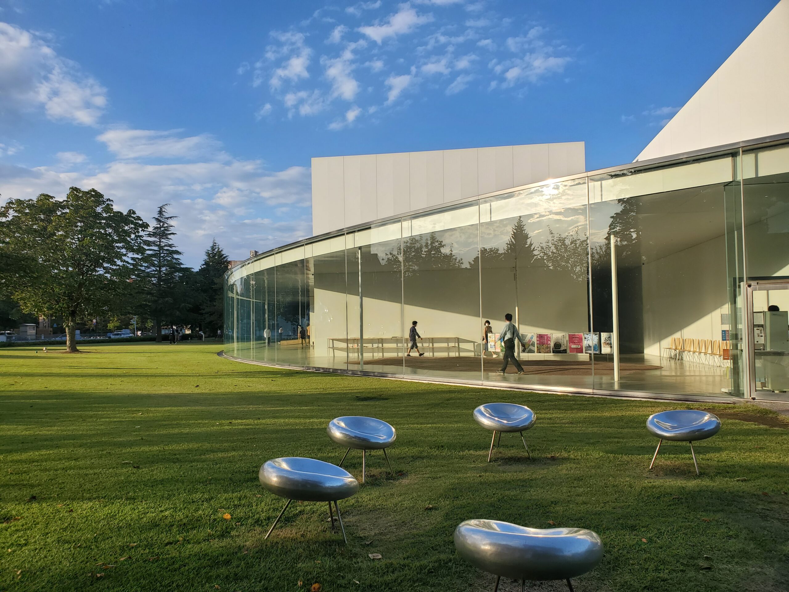 金沢21世紀美術館】はインスタ映えする見どころがいっぱい | 金沢や北陸のおいしいを探す